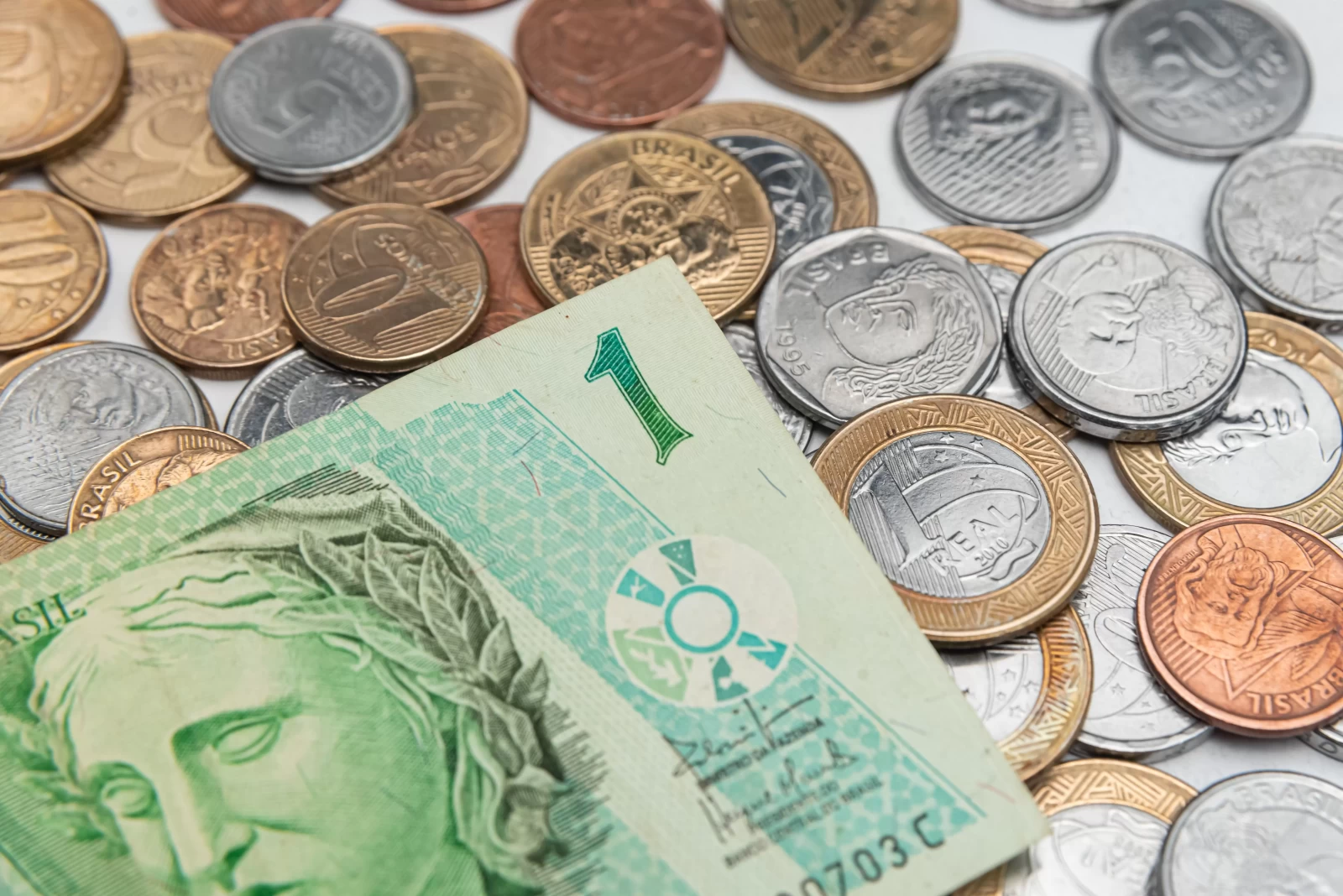 dinheiro-moedas-brasileiras-1-real-cedula